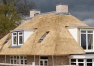 Nieuwbouw van woning met rieten dak