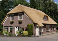 Woonboerderij met rieten dak